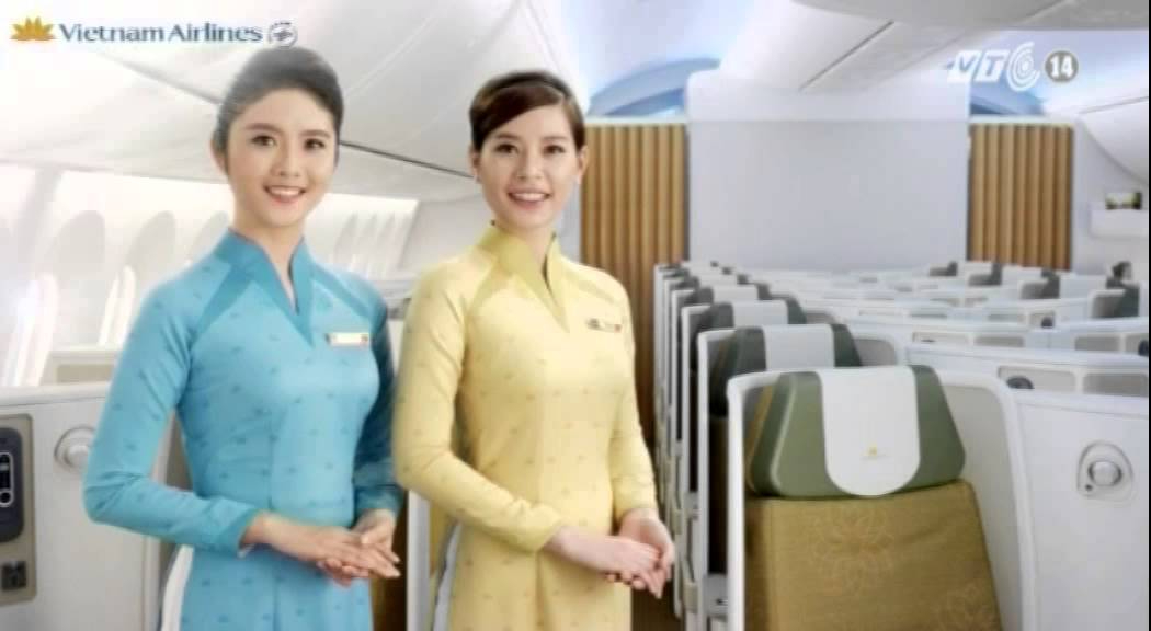 Mặt sưng vù sau khi lau bằng khăn giấy ở nhà hàng